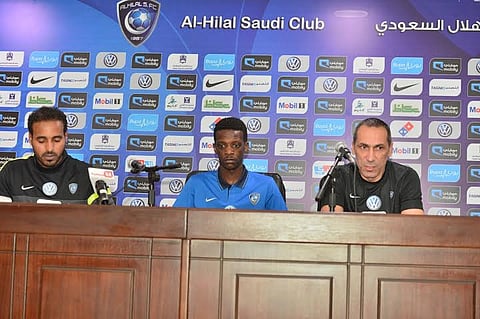 "فولكس واجن" تهدي لاعبي الهلال سيارات.. ودونيس: يهمني الانضباط التكتيكي
