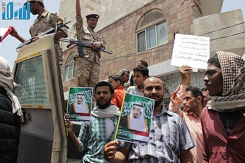 شاهد.. اللواء 35 المدرع الموالي لـ"هادي" يحاصر البنك المركزي بـ"تعز"