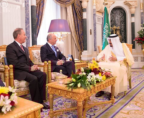 خادم الحرمين يستقبل وزير الخارجية الفرنسي