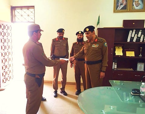 "المسعد" يتفقّد أمن طرق "الدواسر" ويكرم عدداً من الضباط والأفراد