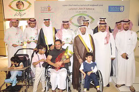 "السويلم" يفتتح معرض "سلمان في عيونهم" بجمعية الأطفال المعوقين