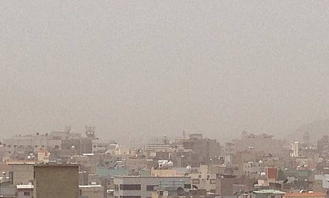 موجة غبار تجتاح الطائف.. ومطالبات بتعليق الدراسة