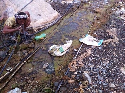 مواطنو "ملاطس ريث جازان" يشربون من تجمعات المياه