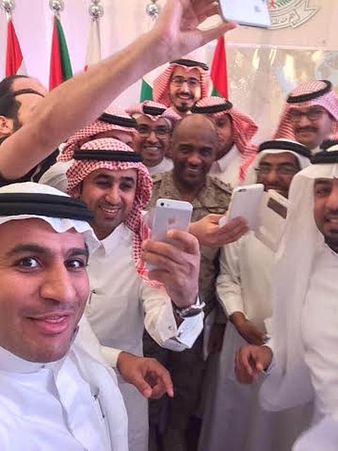 بالابتسامة و"السيلفي".. "الصحفيون" يودّعون متحدث "الحزم"