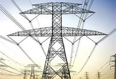 موظفون تابعون لشركات متعاقدة مع "الكهرباء" يطالبون بالتثبيت