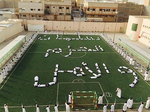 مدرسة بالرياض تدعم جنودنا البواسل بـ"تيفو سلمان الحزم والأمل"