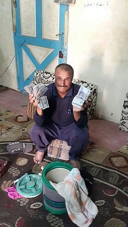 رغم ضعف راتبه.. أمانة مصري تعيد 50 ألفاً لذوي مسنة في المهد