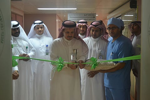 "الحفظي" يفتتح وحدة المناظير بمستشفى عسير المركزي