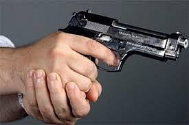 الإطاحة بـ "موظف" هدّد والدته وشقيقته بالأعيرة وبادل الأمن إطلاق النار