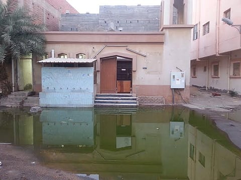 مياه الصرف الصحي تعيق وصول المصلين لمسجد بـ"شربتلي ينبع"