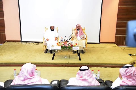 "الماجد" يلقي محاضرة عن "عاصفة الحزم" بجامعة خالد