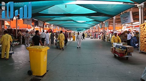 بالصور.. "سبق" ترصد عمالة تسيطر على سوق الخضار بجدة