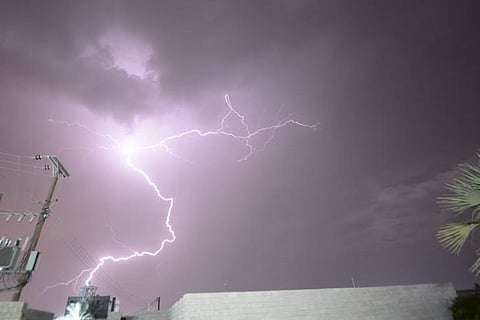 شاهد.. "فريق طقس جازان" يرصد تشكّلات البرق فجراً