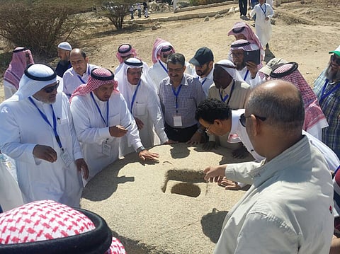 رئيس محكمة الاستئناف يزور موقع الأخدود الأثري بنجران