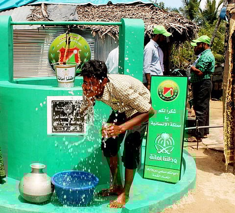 بالصور.. حفر بئر سبيل لفقراء سيريلانكا