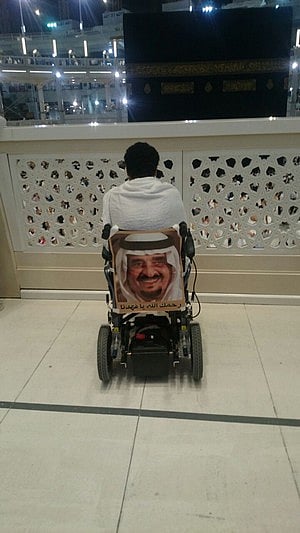شاهد.. سعودي من ذوي الاحتياجات يعتمر عن الملك فهد رافضاً ذكر اسمه