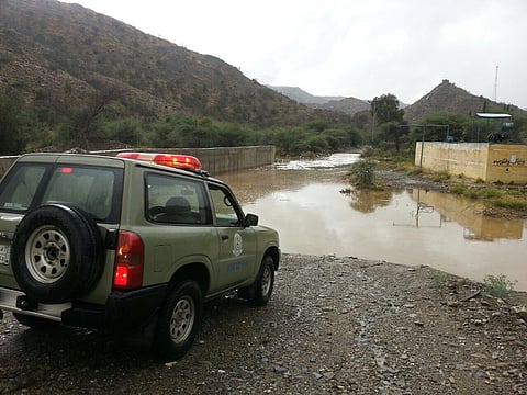 بالصور.. "أمطار الباحة" تحتجز مركبات وتسبب حوادث انزلاق وتصادم