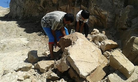 سكان لغوب: 4 أيام احتجازاً ومرضانا ينقلون على الأكتاف