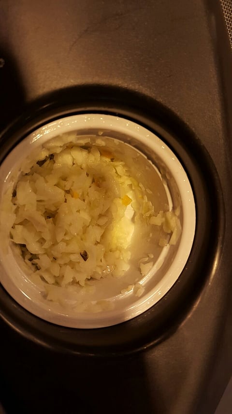 "ذبابة" داخل سلطة مطعم شهير بالدمام.. والمدير: "نعطيك غيرها "