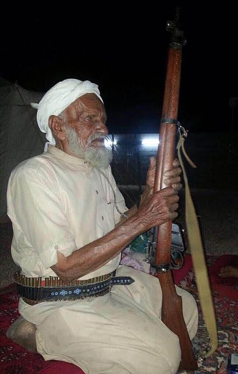 شاهد .. "حكيم نجران المئوي" ينتفض رغم عجز: أين بندقيتي وحزامي؟