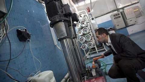 "الحاجة أم الاختراع".. فلسطيني يصمم جهاز تحلية لحل أزمة المياه في غزة
