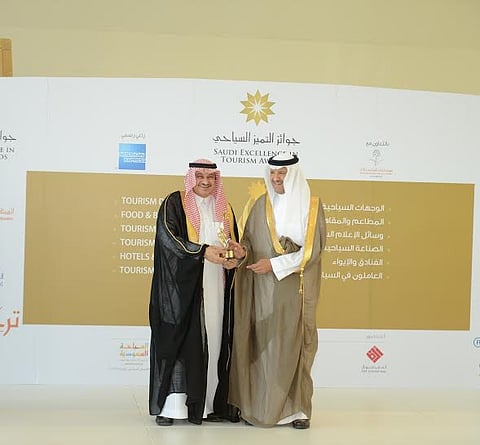 سلطان بن سلمان يكرم أمانة الشرقية لحصولها على جائزة التميز السياحي