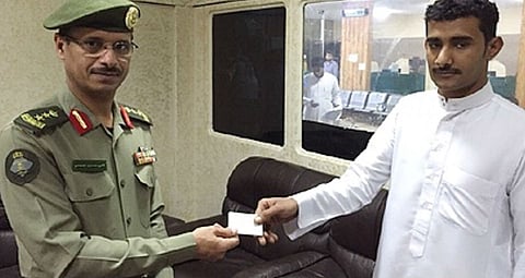 "جوازات ينبع" تسلم أول بطاقة لزائر يمني من "المصححين"