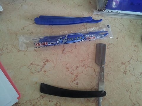 ضبط محلات حلاقة تُعيد استخدام الأمواس بالدواسر