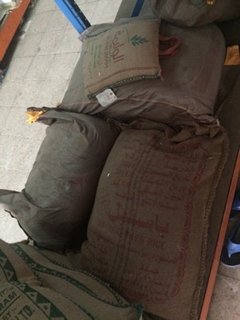 ضبط ثلاجة تحوي مواد غذائية تالفة ومجهولة بـ "شرائع مكة"