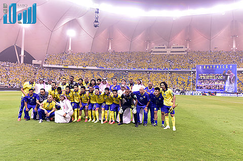 لاعبو النصر يلتقطون صورة ذكرى تحقيق اللقب