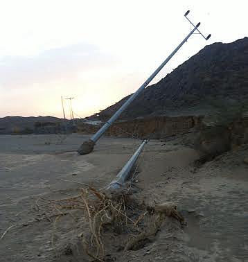 بالصور.. أعمدة الضغط العالي ساقطة على الأرض وتتربص بمرتاديها ببيشة