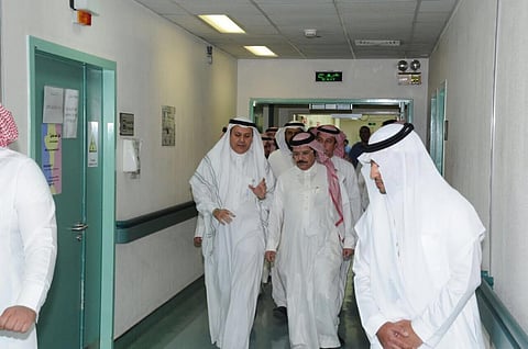 مدير الخدمات الطبية بـ"الداخلية" يطمئن على "مصابي القديح"