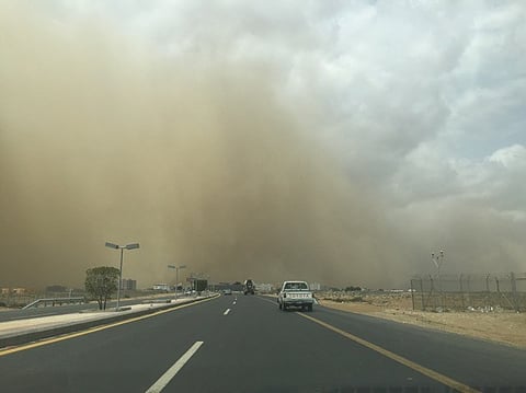 شاهد .. موجة غبار تغطي سماء "جازان"