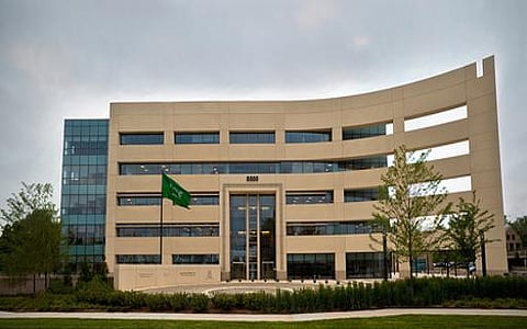 "الحميدان" يحتفل بتخرُّج ابنتَيْه "ملاك ونهلة"