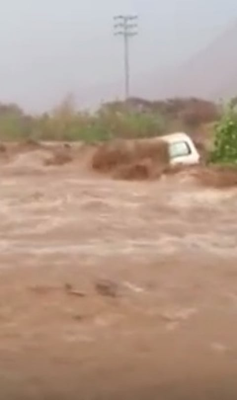 شاهد : لحظة جرف سيل وادي صرنان لسيارة المتعاني وأسرته في أضم