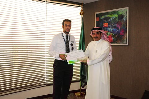 موظف بالخدمات الأرضية بجدة يعيد 35 ألف ريال لصاحبها