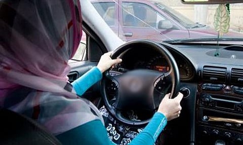 ابنة طبيب مقيم تقود سيارة في المندق