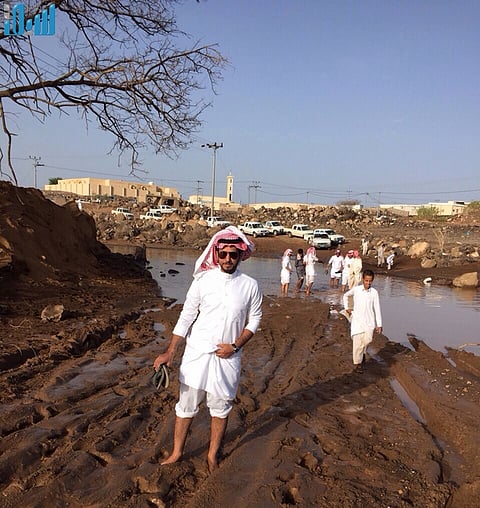 شاهد.. طُلاب يعبرون مستنقعات الأمطار على أقدامهم للوصول إلى مدرستهم