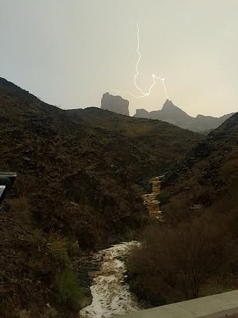 بالصور والفيديو.. الباحة ترتوي مطراً لليوم الرابع على التوالي