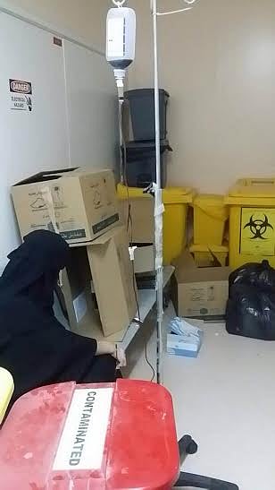 مواطنة تُعطَى مغذية داخل غرفة نفايات طبية بمستشفى بيشة
