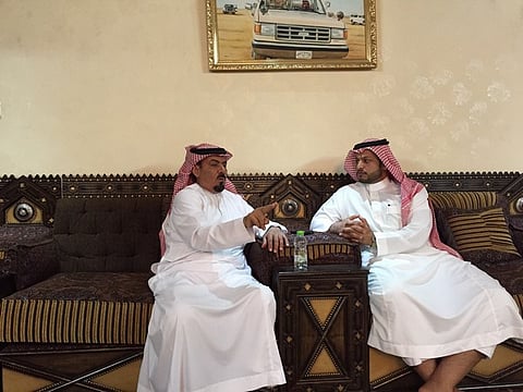 سائق الملك فهد يروي لـ"سبق" قصة انفجار الإطار والسجادة والبوصلة