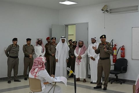 "الحسون" يتابع سير الاختبارات النهائية لنزلاء سجن أبها