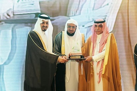 "أمير عسير" و"القصبي" يُكَرّمان "بر أبها"