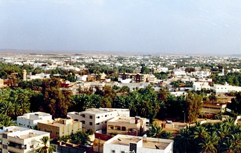 إصابة امرأتين بعد سقوط لوحة تجارية عليهما بسكاكا