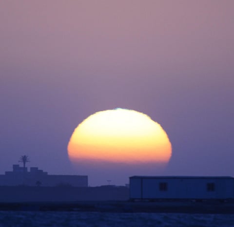 "السفياني" يرصد "وميضاً أخضر" أعلى قرص الشمس بينبع