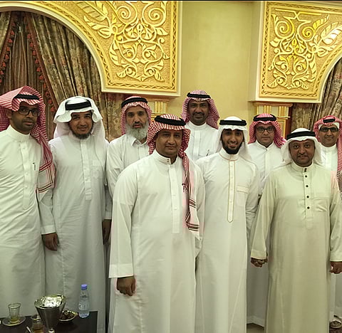 طالب في جدة يحتفي بمعلميه بعد تخرجه عرفاناً وتكريماً لهم