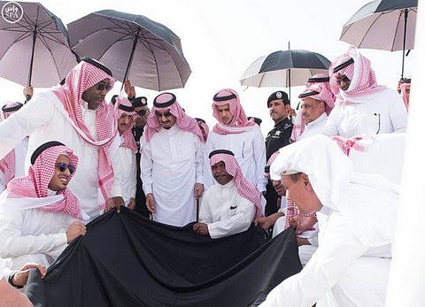 خادم الحرمين يؤدي صلاة الميت على الأميرة جواهر بنت عبدالعزيز