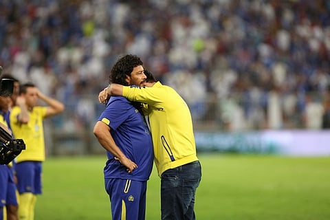 بالصور .. الحزن والبكاء يخيم على النصراويين بعد الخسارة