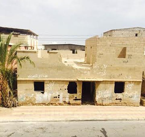 منزل مهجور منذ 20 عامًا يهدد جيرانه بالفئران والحشرات بـ"وجه" تبوك