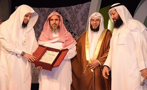 طلاب بمكة يفاجئون معلمهم بهدية تعبيراً عن الوفاء والاحترام